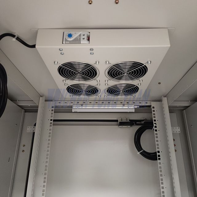 Sistem de răcire cu ventilator pentru dulapuri de telecomunicații &icirc;n aer liber